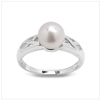 Corvina a Japanese Akoya Cultured Pearl Ring