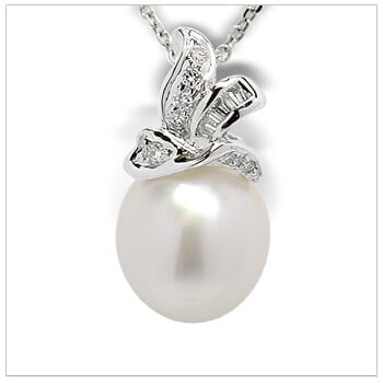 Dysis a Australian White Cultured Pearl Pendant