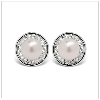 Desma a Japanese Akoya Cultured Pearl Earring